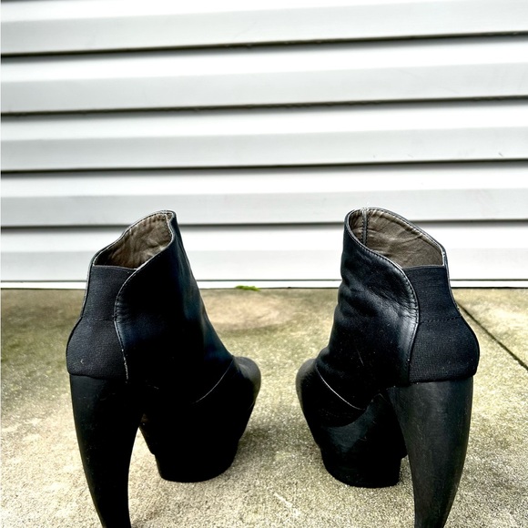 Elly Clay Armadillo Style Arch Heels - Picture 6 of 8